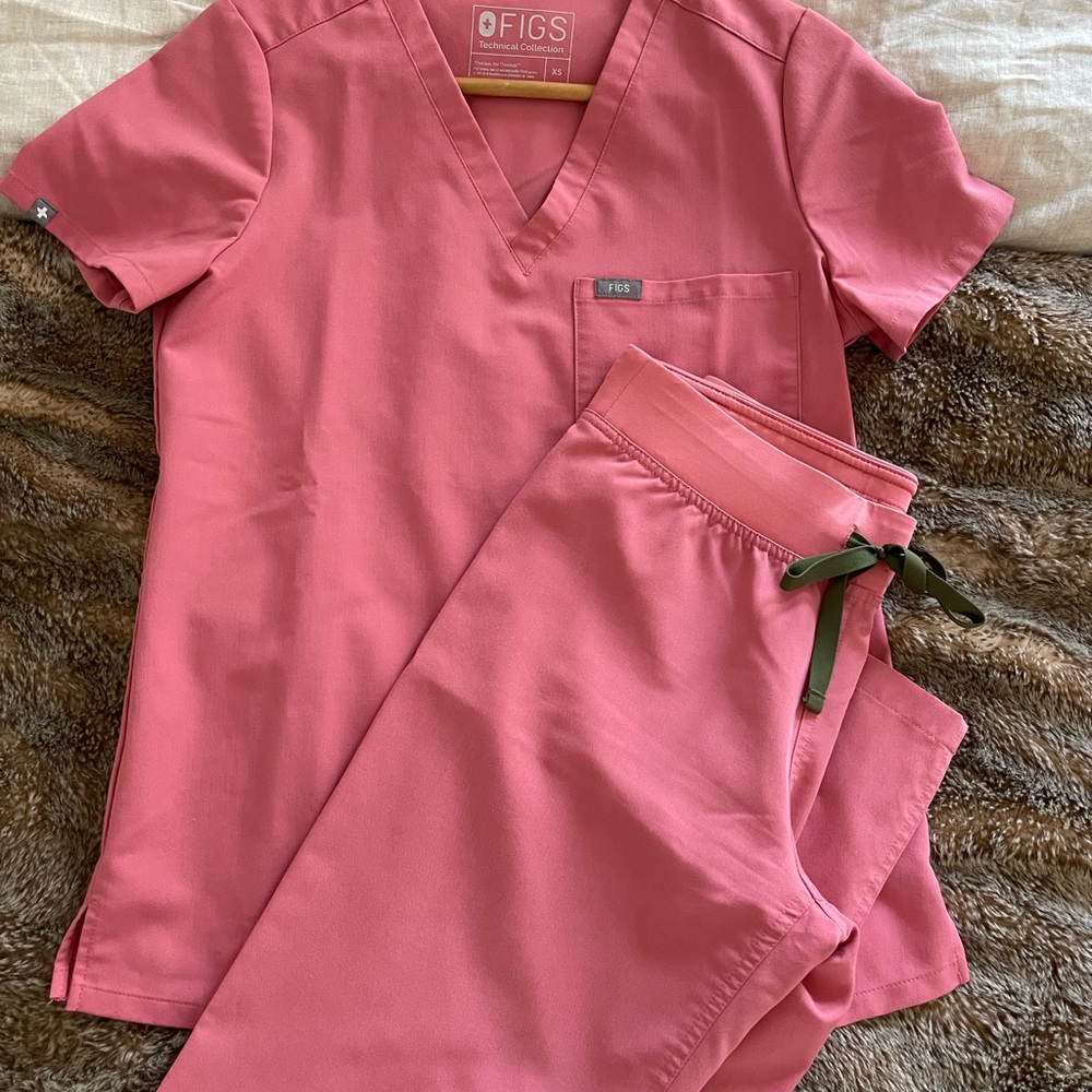 *limited edition* FIGS Beat it Pink Scrub Set